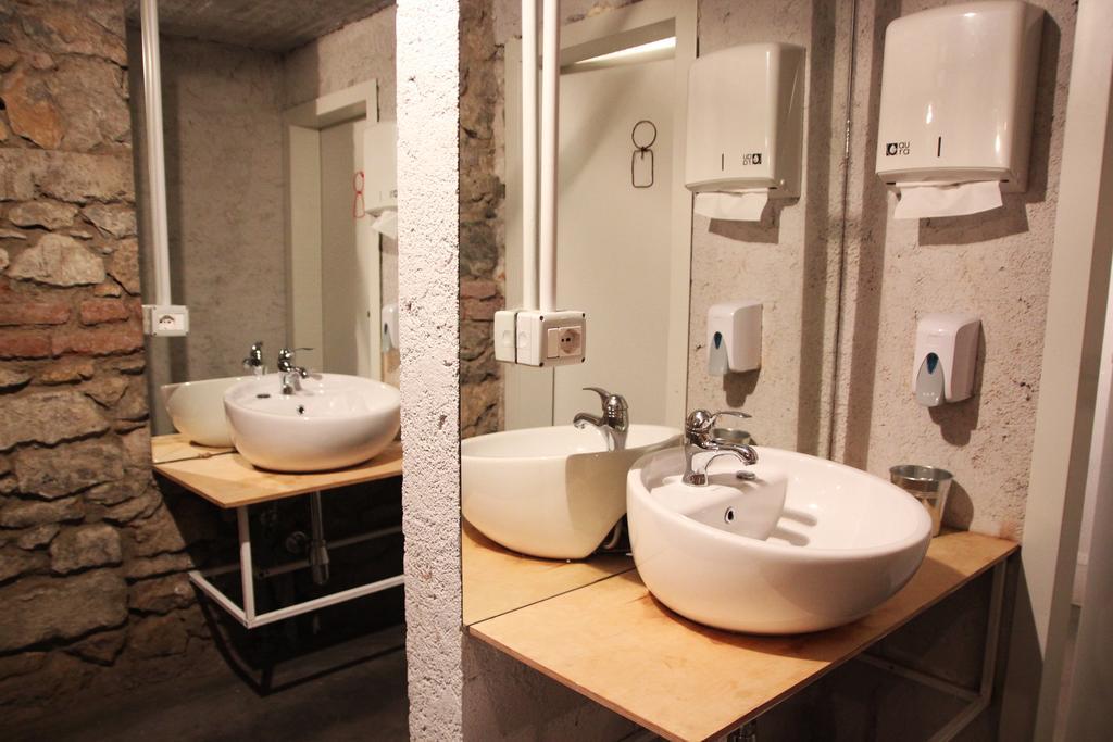 Destil Hostel Tirana Kültér fotó