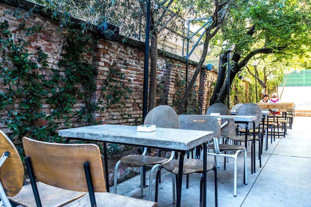 Destil Hostel Tirana Kültér fotó
